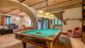 A spacious room with a pool table, comfortable seating, and a television. - Scappo in Umbria, Il Maraldo (Narni)