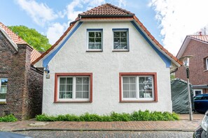 Exterior - Apartment 'Ferienwohnung 1, Ground Floor' with Private Terrace and Wi-Fi (Hooksiel)