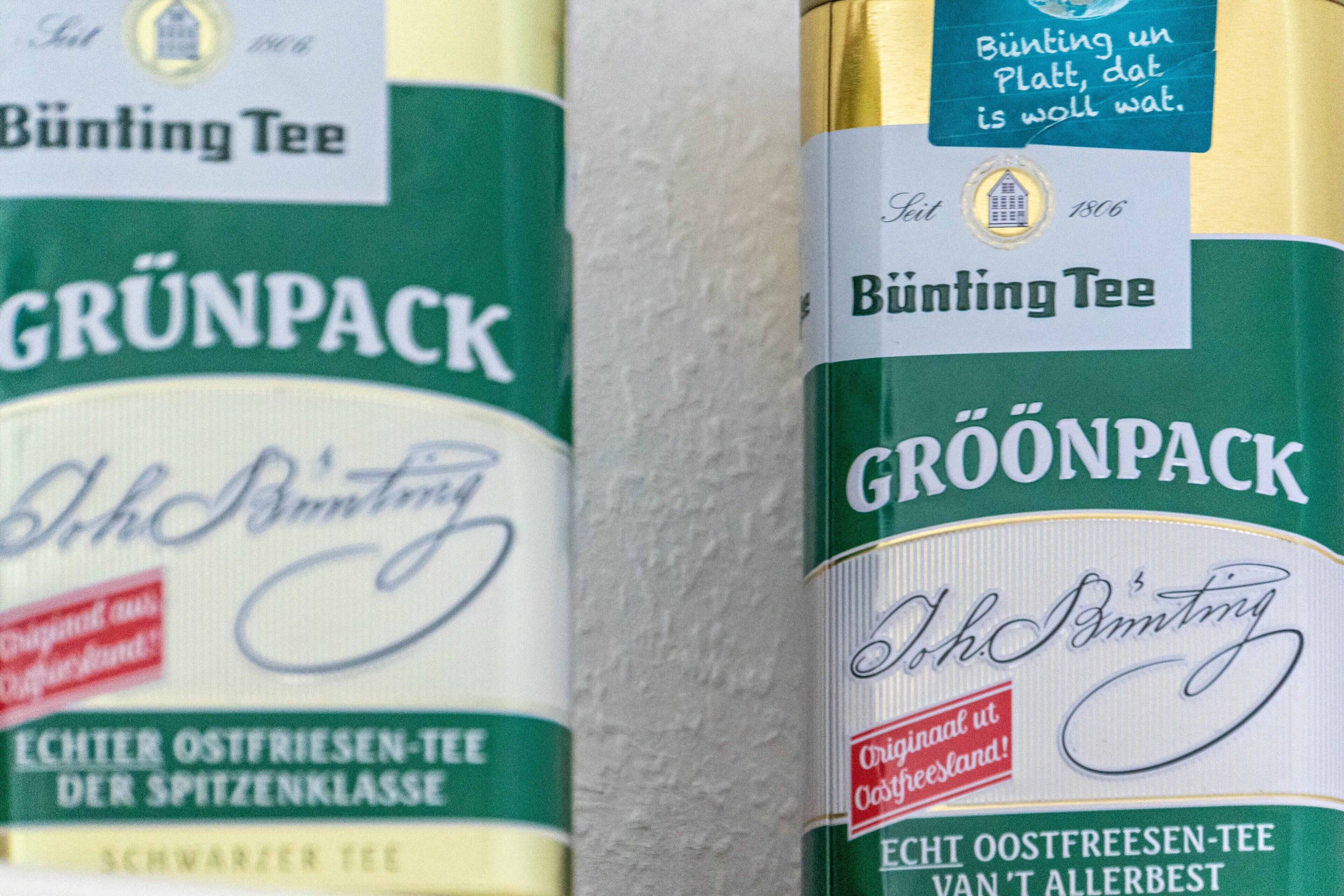 Zwei Flaschen Bunting Tee, eine Teemarke, mit Etiketten, die zeigen, dass sie aus der Grünpack-Reihe stammen.