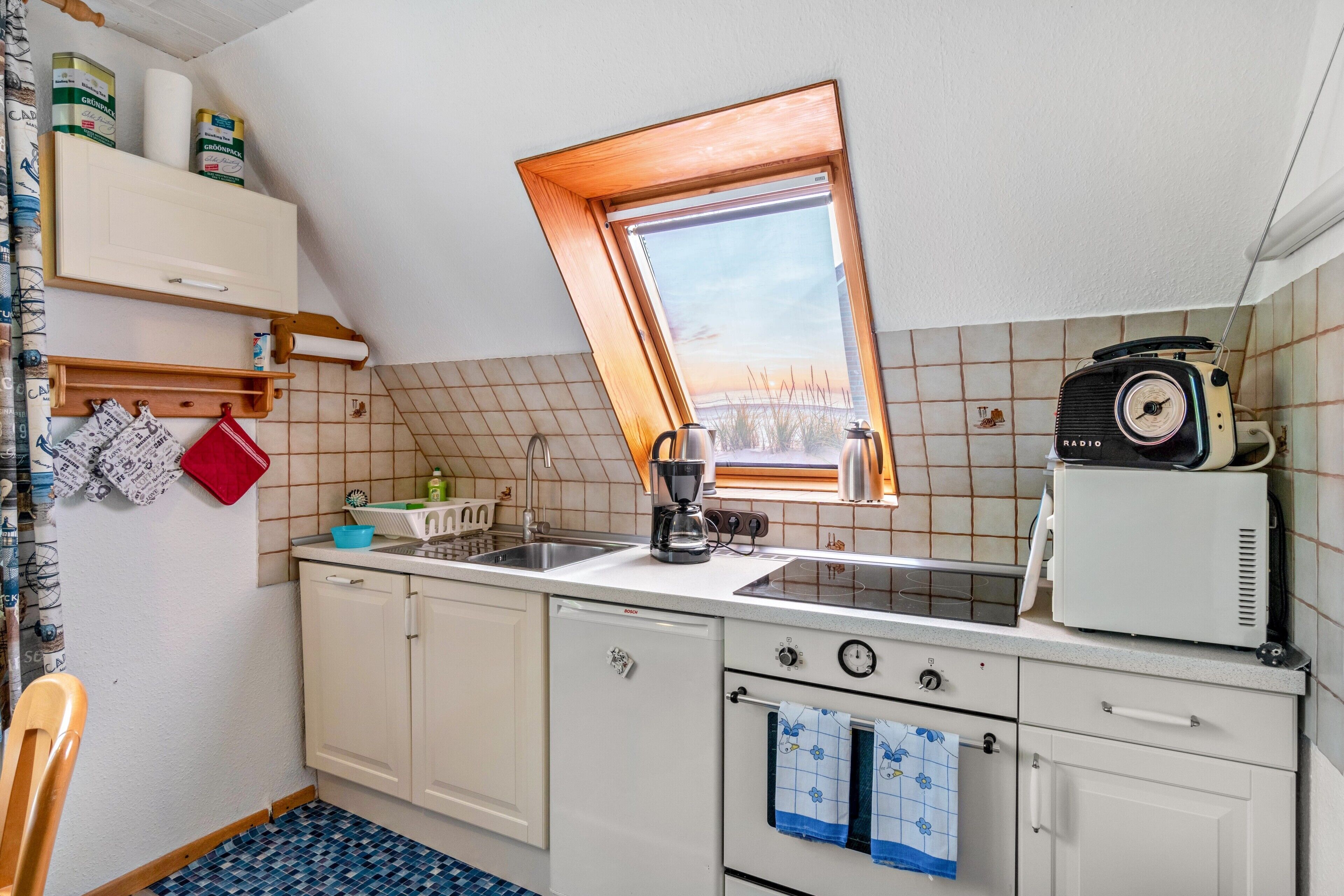 Een koelkast, een magnetron, een oven, een kookplaat