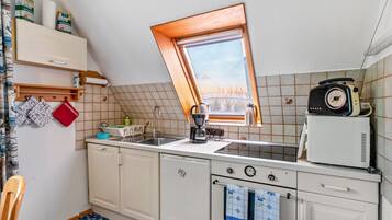 Een koelkast, een magnetron, een oven, een kookplaat
