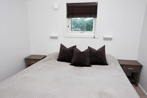 Ferienhütte, Terrasse, Blick auf die Anlage | Babybetten, kostenloses WLAN, Bettwäsche