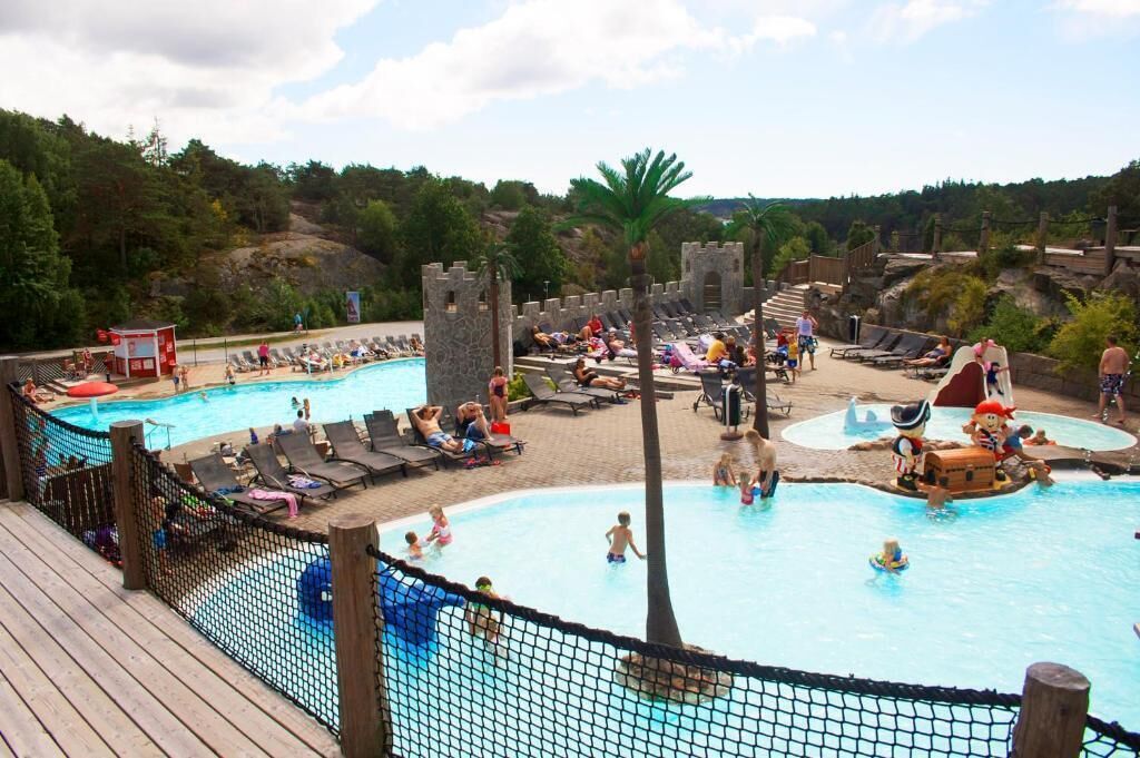 Seasonal outdoor pool, pool loungers