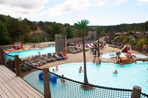 Una piscina al aire libre de temporada, sillones reclinables de piscina