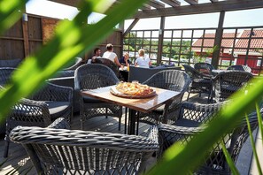 Här finns 2 restauranger som serverar frukost.