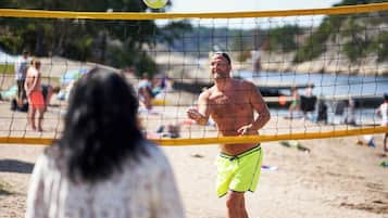 Plage, yoga sur la plage, beach-volley