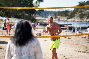 Accommodatie ligt op het strand, yoga, beachvolleybal