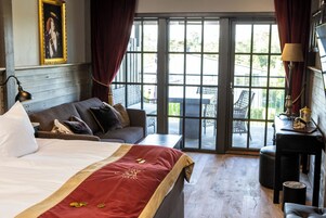 Tabla de planchar con plancha, wifi gratis y ropa de cama 