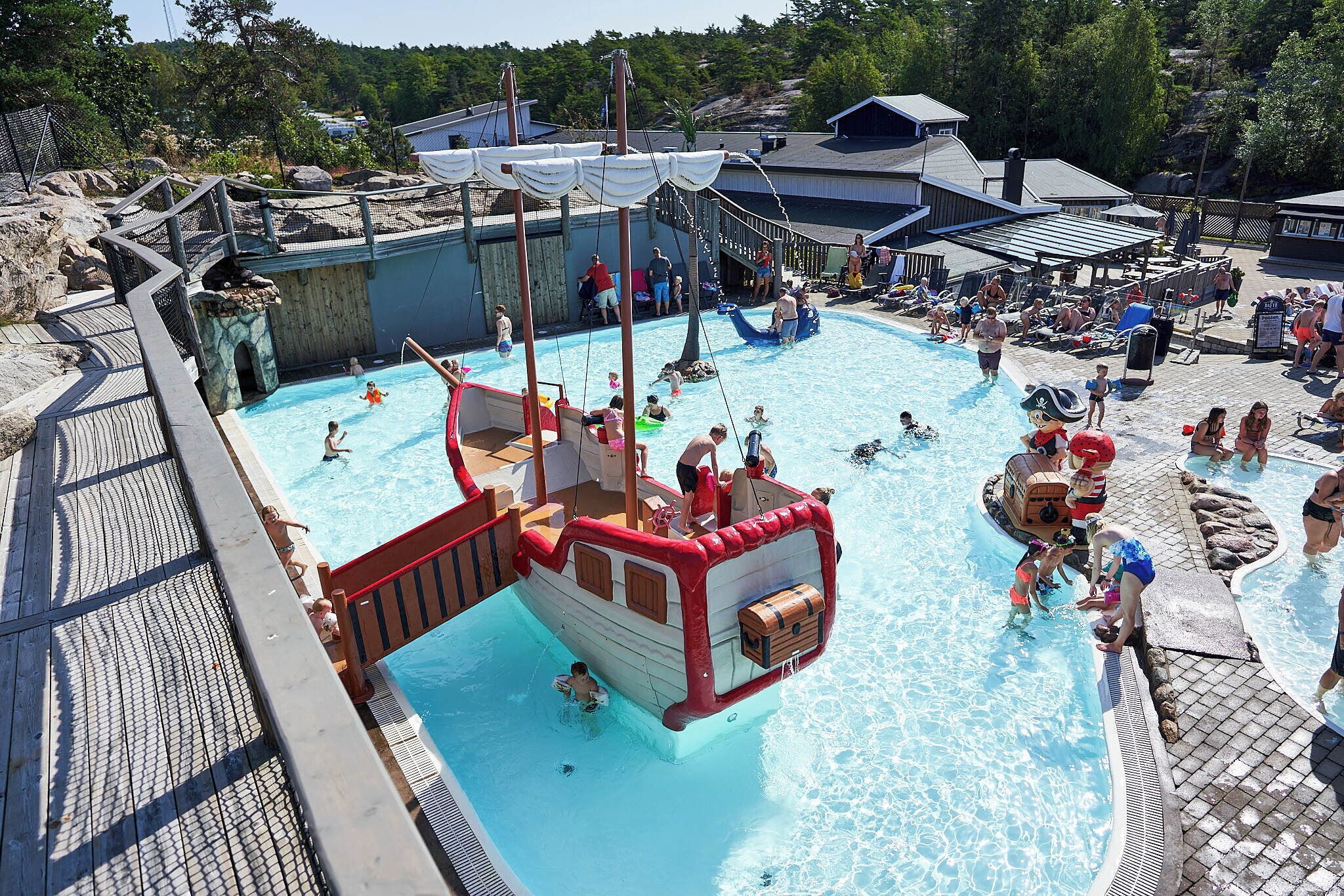 Kauden mukainen ulkouima-allas