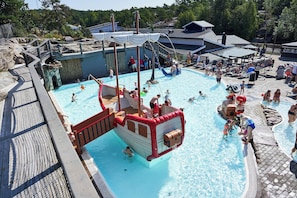 Piscina externa sazonal, funciona das 10h às 18h, espreguiçadeiras