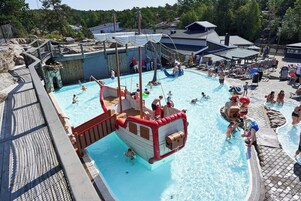 Una piscina al aire libre de temporada, sillones reclinables de piscina
