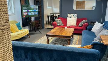 House, 6 Bedrooms, Smoking | Living room