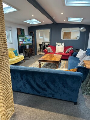 House, 6 Bedrooms, Smoking | Living room - Liverpool Waterfront Stay Excellent Location Onsite Parking (Liverpool)
