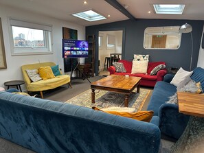 Living room - Liverpool Waterfront Stay Excellent Location Onsite Parking (Liverpool)