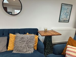 House, 6 Bedrooms, Smoking | Living room - Liverpool Waterfront Stay Excellent Location Onsite Parking (Liverpool)