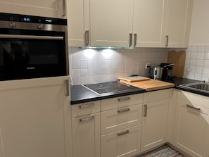 Coffee/tea maker, fridge, oven, stovetop - Cozy 2-Bedroom Apartment with Stunning Mountain Views in Saas-Fee (Saas-Fee)