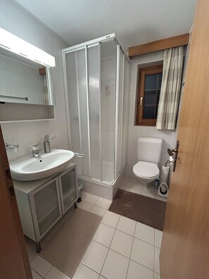 Shower, hair dryer, towels, soap - Cozy 2-Bedroom Apartment with Stunning Mountain Views in Saas-Fee (Saas-Fee)