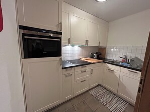 Frigorífico, horno, placa de cocina y lavavajillas