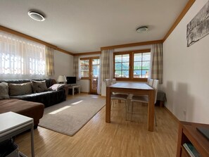 Smart TV - Cozy 2-Bedroom Apartment with Stunning Mountain Views in Saas-Fee (Saas-Fee)