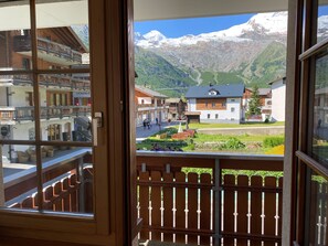 Interior - Cozy 2-Bedroom Apartment with Stunning Mountain Views in Saas-Fee (Saas-Fee)