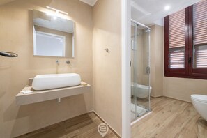 Douche, bidet, serviettes fournies, shampoing