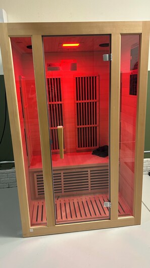 Sauna - Base Camp – Modern Cozy Retreat with Sauna, Hot Tub & Fun for Families in WDM (West Des Moines)