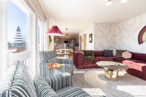 Smart TV, fireplace, video games, foosball - Base Camp – Modern Cozy Retreat with Sauna, Hot Tub & Fun for Families in WDM (West Des Moines)