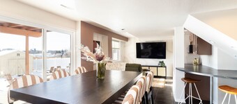 Base Camp – Modern Cozy Retreat with Sauna, Hot Tub & Fun for Families in WDM