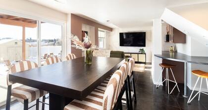 Base Camp – Modern Cozy Retreat with Sauna, Hot Tub & Fun for Families in WDM
