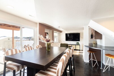 Base Camp – Modern Cozy Retreat with Sauna, Hot Tub & Fun for Families in WDM