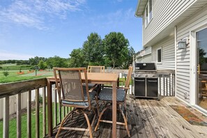 Outdoor dining - Base Camp – Modern Cozy Retreat with Sauna, Hot Tub & Fun for Families in WDM (West Des Moines)
