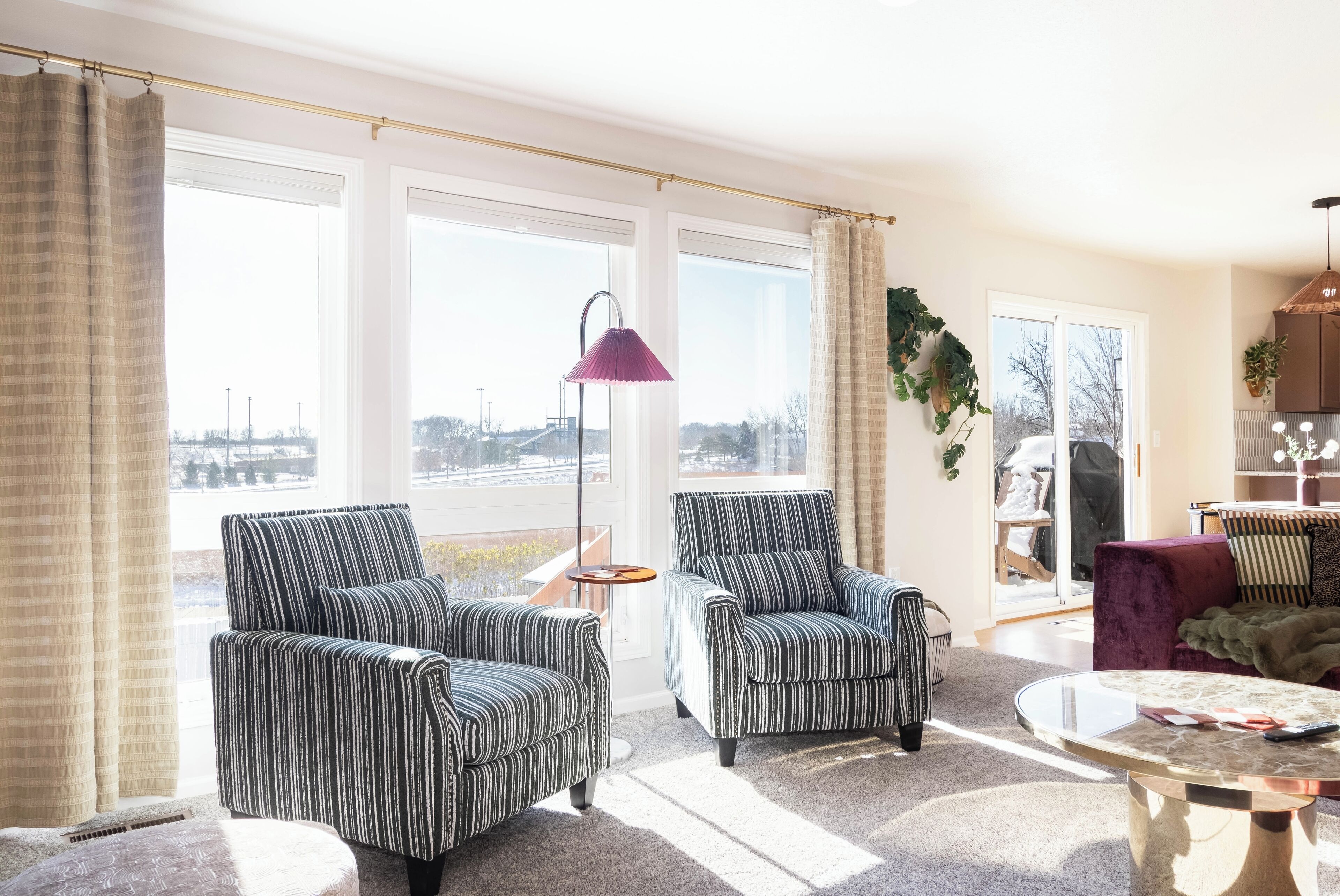 Televisor intel·ligent, llar de foc, videojocs i futbolí 