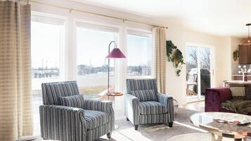 Televisor intel·ligent, llar de foc, videojocs i futbolí