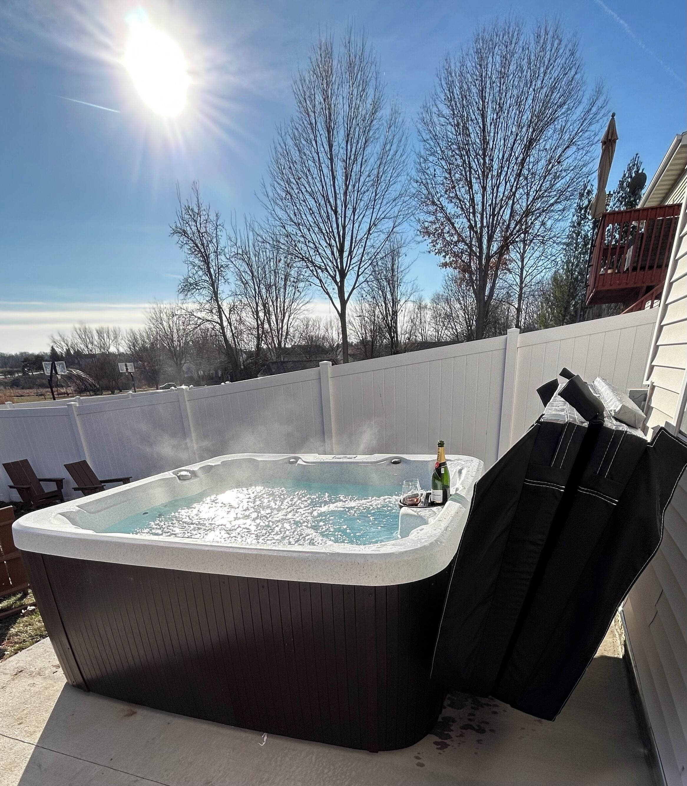 Banyera d'hidromassatge a l'aire lliure