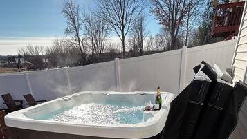 Banyera d'hidromassatge a l'aire lliure