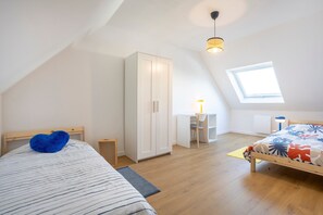 Iron/ironing board, WiFi, bed sheets - Holiday Home in Lesconil Near the Sea, Port, and Shops (Lesconil)