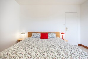 Een strijkplank/strijkijzer, wifi, beddengoed