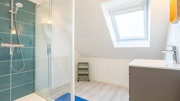 Dusche, Haartrockner, Handtücher
