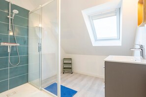 Shower, hair dryer, towels - Holiday Home in Lesconil Near the Sea, Port, and Shops (Lesconil)