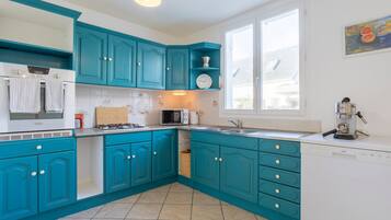 Een koelkast, een magnetron, een oven, een kookplaat