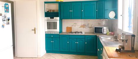 Kjøleskap, mikrobølgeovn, ovn og kokeplater