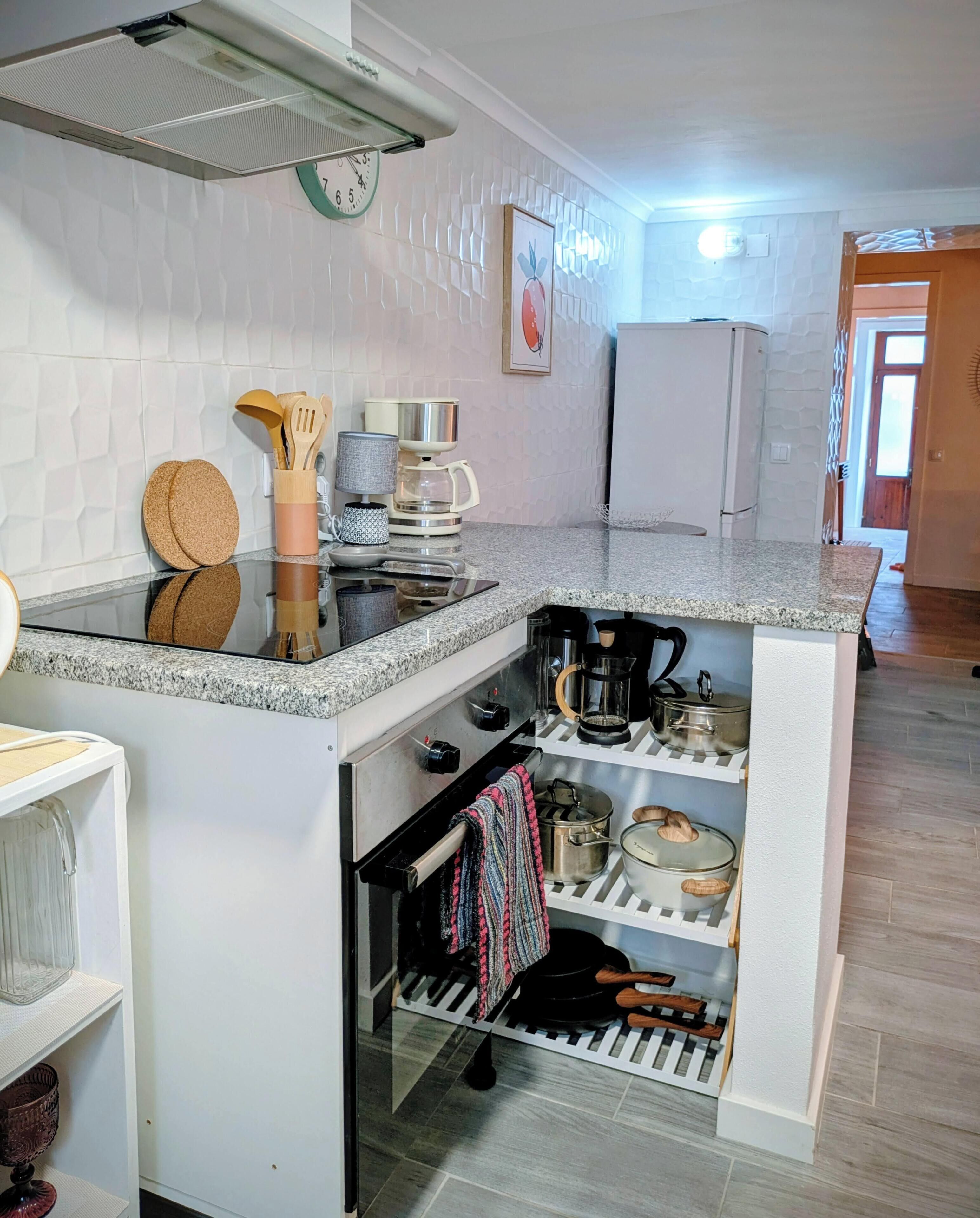 Refrigerador con freezer, microondas, horno, placa de cocina