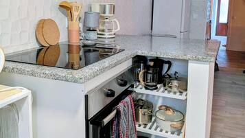 Full-size fridge, microwave, oven, stovetop