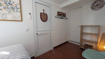 Economy-rum - privat badrum | Mörkläggningsgardiner, strykjärn/strykbräda och gratis wi-fi