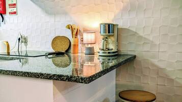 Full-size fridge, microwave, oven, stovetop