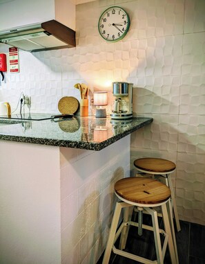 Full-size fridge, microwave, oven, stovetop - Downtown Guesthouse (Angra do Heroismo)