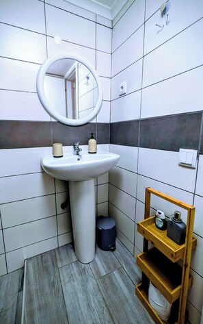 غرفة اقتصادية - بحمام خاص | حمام | تجهيزات دش، مجففات شعر، مناشف، صابون