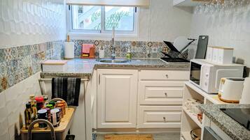 Stort kylskåp, mikrovågsugn, ugn och spishäll