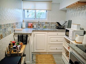 Stort kylskåp, mikrovågsugn, ugn och spishäll