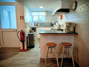 Full-size fridge, microwave, oven, stovetop